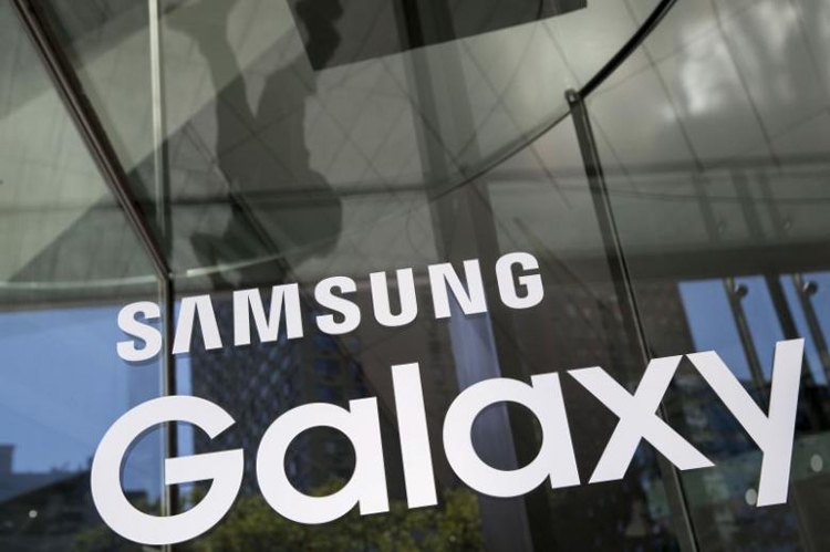 Samsung Galaxy S10 2.jpg